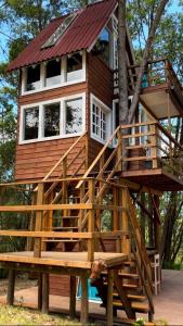 a tree house sitting on top of a bench at Casa na árvore perto da praia in Imaruí