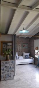 ein Schlafzimmer mit einem Bett in einem Zimmer mit einer Decke in der Unterkunft AQUAMARINE in Balneario Buenos Aires