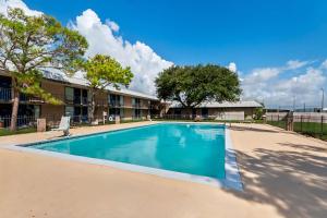 Bazén v ubytování Motel 6 Port Lavaca, TX nebo v jeho okolí