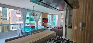 Posezení v ubytování APARTAMENTO 3 SUITES MEIA PRAIA - ITAPEMA - 90 Metros DO MAR