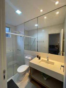 Koupelna v ubytování APARTAMENTO 3 SUITES MEIA PRAIA - ITAPEMA - 90 Metros DO MAR