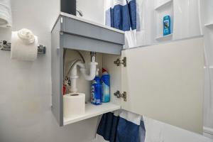 bagno con mensola e set di cortesia di Central RVA Home 4 Bed, 3 Bath Getaway! a Richmond Altre 44 foto