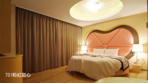 Postel nebo postele na pokoji v ubytování Chimei Fashion Hotel