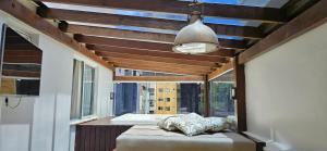 Postel nebo postele na pokoji v ubytování APARTAMENTO 3 SUITES MEIA PRAIA - ITAPEMA - 90 Metros DO MAR