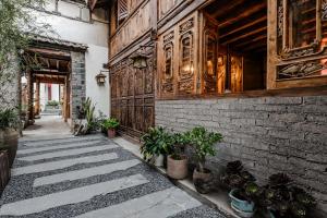 Um jardim no exterior de 墨弦苑智能轻奢民宿 喜洲镇海舌公园店