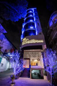 un edificio con luces azules de Navidad delante de él en Bonita Grand Hotel en Ho Chi Minh