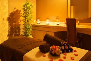 a bathroom with a bed with a sink and a mirror at Hotel Arrowle in Kaga