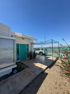 a porch of a house with a view of the ocean at Vista al mar turquesa de Bahia in Calderilla
