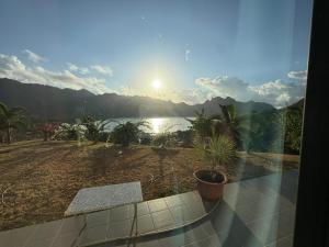 ヌク・ヒバにあるTaiohae Bayの湖と山々の景色を望むバルコニー