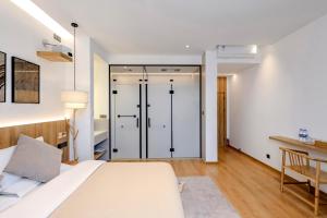 Uma cama ou camas num quarto em 墨弦苑智能轻奢民宿 喜洲镇海舌公园店