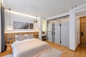 Uma cama ou camas num quarto em 墨弦苑智能轻奢民宿 喜洲镇海舌公园店