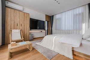 Uma cama ou camas num quarto em 墨弦苑智能轻奢民宿 喜洲镇海舌公园店
