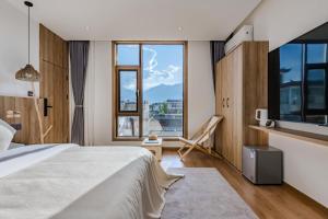 Uma cama ou camas num quarto em 墨弦苑智能轻奢民宿 喜洲镇海舌公园店