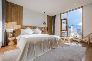 Uma cama ou camas num quarto em 墨弦苑智能轻奢民宿 喜洲镇海舌公园店