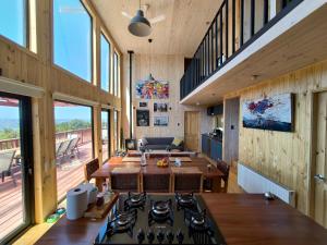 卡斯特鲁Casa Observatorio de Chiloé的房屋内的厨房和带炉灶的用餐室