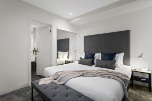 Ένα ή περισσότερα κρεβάτια σε δωμάτιο στο Punthill South Yarra Grand +34 φωτογραφίες