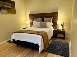 ein Schlafzimmer mit einem großen Bett mit weißen Laken und Kissen in der Unterkunft Loft santorino 1 Val'quirico in Santeagueda