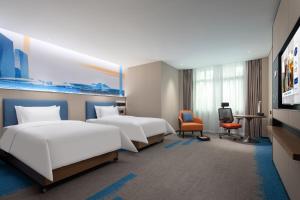 מיטה או מיטות בחדר ב-Hampton by Hilton Changsha Wuyi Square