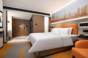 מיטה או מיטות בחדר ב-Hampton by Hilton Changsha Wuyi Square