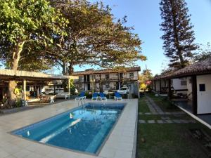 a house with a swimming pool in a yard at Pousada Maria Farinha in Búzios