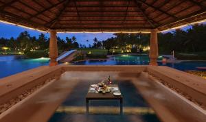 Bazén v ubytování Kenilworth Resort & Spa, Goa nebo v jeho okolí