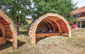 un arco in legno con un letto in erba di Amazing Home In Ebeltoft With Sauna a Ebeltoft
