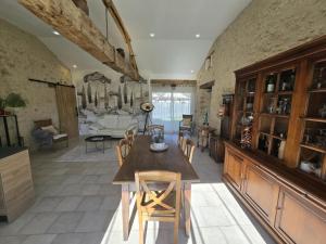 Fotografie z fotogalerie ubytování Maison confortable avec jardin, piscine partagée et cheminée à Brantôme - FR-1-616-406 v destinaci Puyjoubert