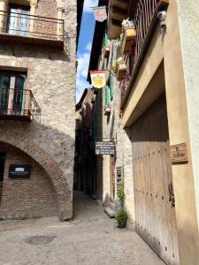 SanteaguedaLoft Santorino 5 en Valquirico的楼内一条带木门的小巷