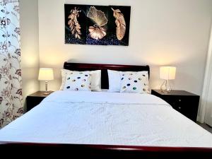 Ένα ή περισσότερα κρεβάτια σε δωμάτιο στο Spacious & Comfy Main Floor 3BR Suite in Detached House