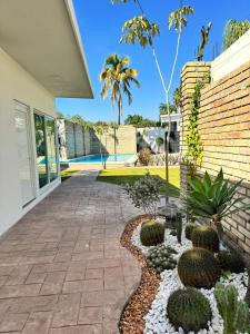 eine Terrasse mit einem Garten mit Kakteen und Pflanzen in der Unterkunft Hotel Casa Mamey in Xochitepec