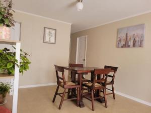 ein Esszimmer mit einem Holztisch und Stühlen in der Unterkunft Adelaida in Santa Cruz