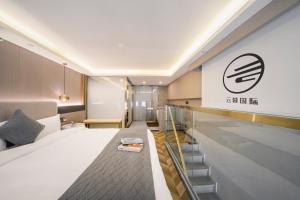 Postel nebo postele na pokoji v ubytování Yunmulijin Sky High Riverview Hotel Chongqing Jiefangbei Raffles Plaza