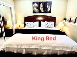 卡尔加里Cozy Walkout suite with King bed, Kitchen, Parking & Patio的一间卧室配有一张特大号床和一张特大号双人床