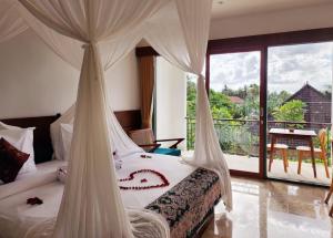 Tempat tidur dalam kamar di Sabana Ubud