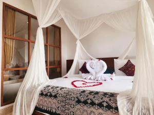 Tempat tidur dalam kamar di Sabana Ubud