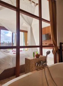 Tempat tidur dalam kamar di Sabana Ubud