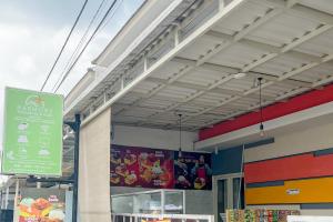 シドアルジョにあるHomestay Harmony Syariah RedPartner Near Juanda T2の売店前看板建築
