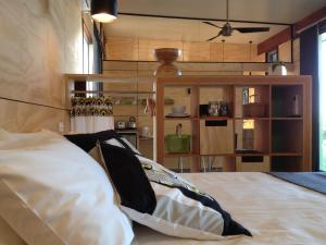 Ένα ή περισσότερα κρεβάτια σε δωμάτιο στο Bed + Bauhaus