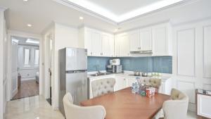 Kuchyň nebo kuchyňský kout v ubytování Luxe Paradise Residence 79 Nguyen Du