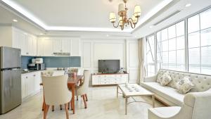 TV a/nebo společenská místnost v ubytování Luxe Paradise Residence 79 Nguyen Du