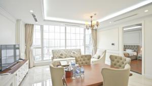 Posezení v ubytování Luxe Paradise Residence 79 Nguyen Du