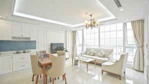 Kuchyň nebo kuchyňský kout v ubytování Luxe Paradise Residence 79 Nguyen Du + 26 fotografií