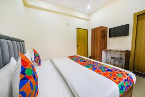 Postel nebo postele na pokoji v ubytování FabHotel Palm Paradise
