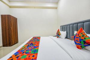 Postel nebo postele na pokoji v ubytování FabHotel Palm Paradise