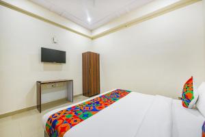 TV a/nebo společenská místnost v ubytování FabHotel Palm Paradise
