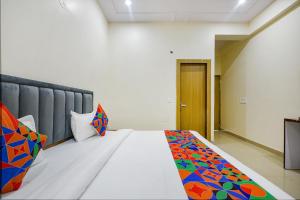 Postel nebo postele na pokoji v ubytování FabHotel Palm Paradise