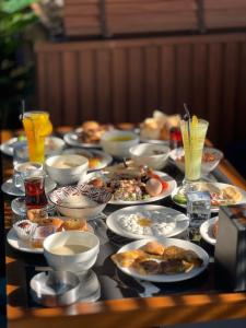 una mesa llena de platos de comida y bebida en شقق دار الزيني - Dar Alzainy Apartments, en Baghdād