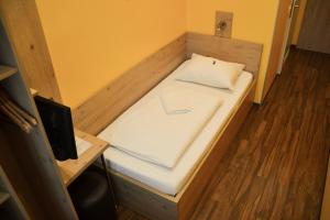 Rúm í herbergi á Do Step Inn Home - Hotel & Hostel