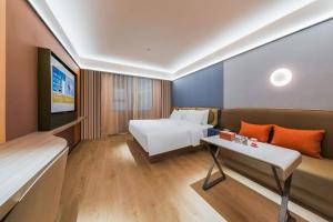 Giường trong phòng chung tại Orange Hotel Guilin Yangshuo West Street Branch