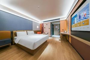 Giường trong phòng chung tại Orange Hotel Guilin Yangshuo West Street Branch